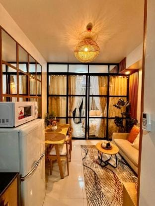 Elegant Condo w/ Balcony, Makati Apartment in Pasay