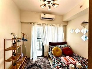Vibrant Makati Condo w/ Balcony, Pool & Gym *22 Apartment in Pasay