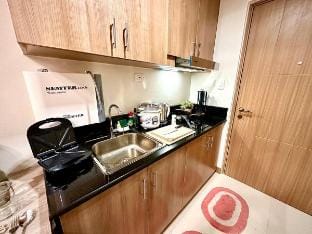 Pool Front Condominium unit with balcony, Makati Apartment in Pasay