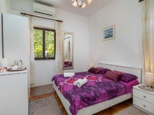 Guest House Cesic - Double Room No8 Apartment in Dubrovnik