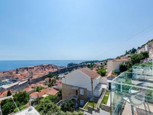 Apartments Isabora - Comfort Three-Bedroom Apartment with Balcony and Sea View Second Floor Apartment in Dubrovnik