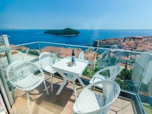 Apartments Isabora - Comfort Three-Bedroom Apartment with Balcony and Sea View Second Floor Apartment in Dubrovnik