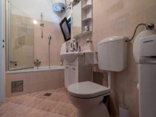 Guest House Kono - One-Bedroom Apartment with Patio and Sea View - Marka Gjaje Street Apartment in Dubrovnik