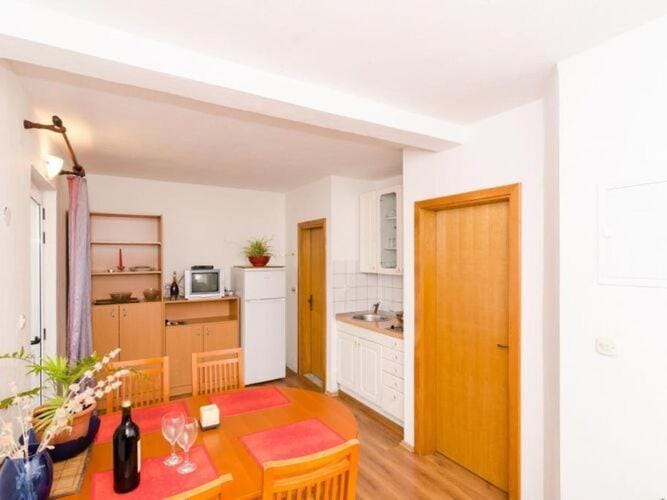 Apartments Eres Zuronja-One-Bedroom Apartment with Sea View 3 Apartment in Putniković