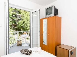 Guest House Daniela - Double Room with Balcony and Partial Sea View Apartment in Mlini