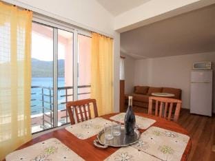 Apartments Eres Zuronja-One-Bedroom Apartment with Sea View 2 Apartment in Putniković