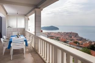 Three bedroom apartment with balcony Apartment in Dubrovnik