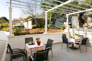 Guest House Kusalo- Double Room with Patio Soba 2 Apartment in Dubrovnik