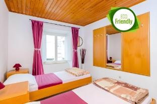 Rooms Jozomare - Twin Room with Shared Bathroom Second floor Apartment in Dubrovnik