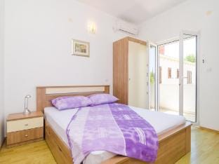 Apartments amp Rooms Barisic - Standard Double Room with Balcony and Garden View Soba 5 Apartment in Dubrovnik-Neretva County