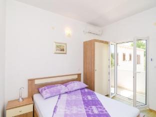 Apartments amp Rooms Barisic - Standard Double Room with Balcony and Garden View Soba 5 Apartment in Dubrovnik-Neretva County