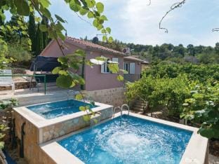Holiday Home Blossom - Four Bedroom Holiday Home with Outdoor Pool and Jacuzzi - ST Vacation rental in Split-Dalmatia County