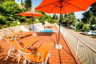 Guest House Villa Nina- Comfort Triple Room with Balcony and Sea View S1 - crvena Apartment in Mlini