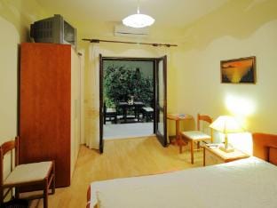 Apartments Magda- Superior Studio Apartment with Patio and Garden ViewA2 Apartment in Cavtat