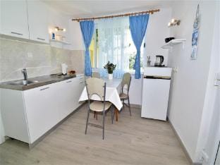 Guest House Kanjuo - Studio Apartment with Terrace and Garden View Apartment in Srebreno