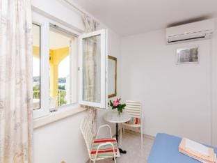 Villa Bind - Superior Double Room with Patio and Garden View R2 Apartment in Cavtat