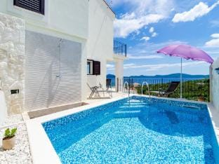 Bedroom villa with terrace and pool Villa in Dubrovnik-Neretva County