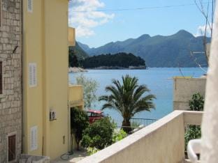 Holiday Home Jasenka Trstenik - Duplex One Bedroom Apartment with Terrace and Side Sea View Vacation rental in Dubrovnik-Neretva County