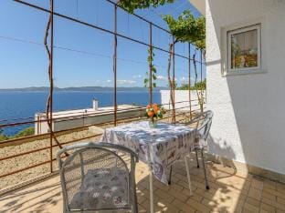 Rooms Sani- Double Room with Terrace and Sea View S2 Apartment in Brela