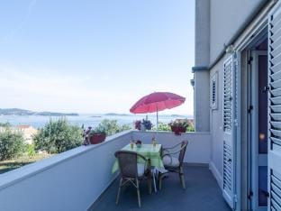 Leos Room - Double Room with Balcony and Sea View Apartment in Mlini