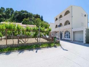 Apartments  Rooms Barisic - Standard Studio Apartment with Balcony and Garden View G1-6 Apartment in Srebreno
