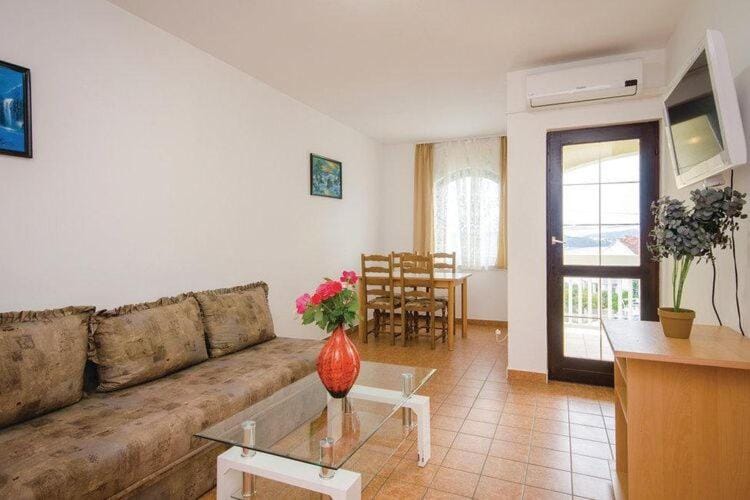 Apartments Ciovo - Family One Bedroom Apartment with Terrace A1 Apartment in Okrug Gornji