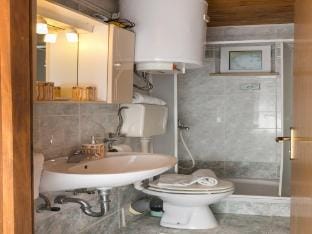 Guest House Kusalo - Comfort Twin or Double Room with Patio Soba 5 Apartment in Dubrovnik
