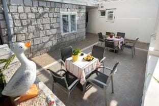 Guest House Kusalo - Comfort Twin or Double Room with Patio Soba 5 Apartment in Dubrovnik
