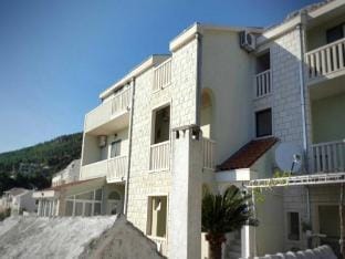 Apartments Villa Angela - Studio Apartment with Balcony and Sea View Dajana Apartment in Baška Voda