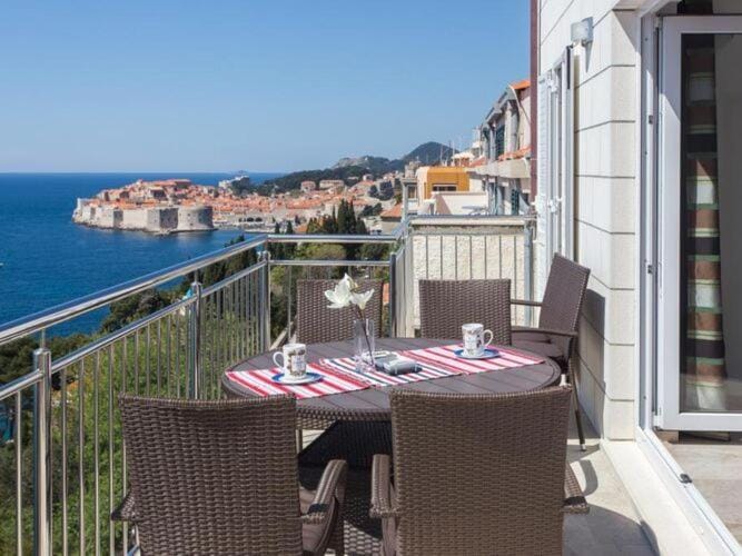 Apartments Villa Ari - Deluxe Three Bedroom Apartment with Balcony and Sea View Second Floor Apartment in Dubrovnik