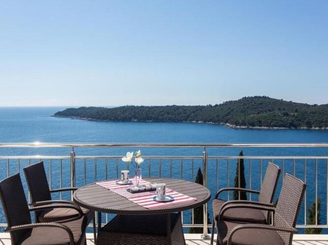 Apartments Villa Ari - Deluxe Three Bedroom Apartment with Balcony and Sea View Second Floor Apartment in Dubrovnik