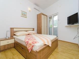 Apartments  Rooms Barisic - Studio Apartment with Balcony and City View Second Floor Apt 14 Apartment in Srebreno