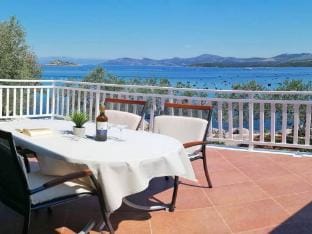 Holiday Home Blue Dream - Two Bedroom Apartment with Terrace and Sea View A2 Apartment in Putniković