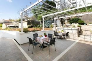 Guest House Kusalo-  Basic Triple Room with Patio Soba 3 Apartment in Dubrovnik
