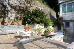 Guest House Kusalo-  Basic Triple Room with Patio Soba 3 Apartment in Dubrovnik