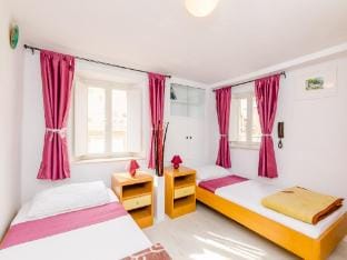 Rooms Jozomare - Twin Room with Shared Bathroom 3rd Floor Apartment in Dubrovnik