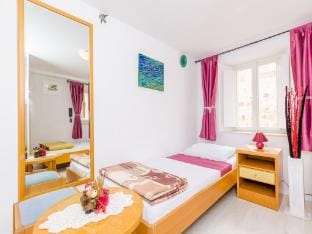 Rooms Jozomare - Twin Room with Shared Bathroom 3rd Floor Apartment in Dubrovnik