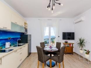 Apartments Knego - Comfort One Bedroom Apartment with Balcony and Sea View Apartment in Mlini