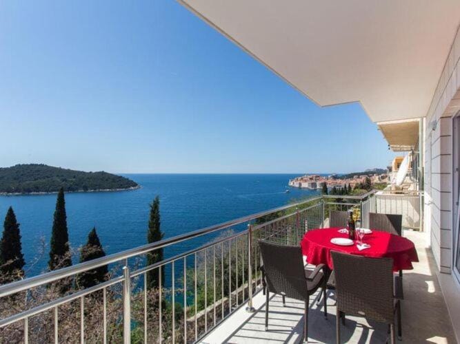 Apartments Villa Ari - Superior Three Bedroom Apartment with Balcony and Sea View First Floor Apartment in Dubrovnik