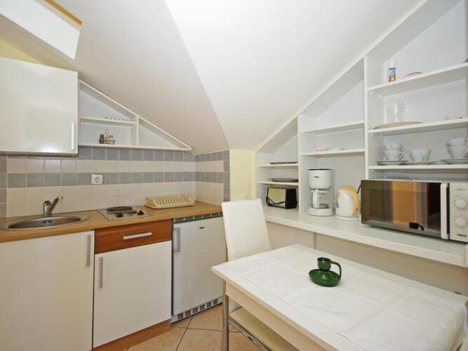 Apartments Villa Rose - Standard Studio with Sea View  and shared Terrace A2 bijeli Apartment in Split-Dalmatia County