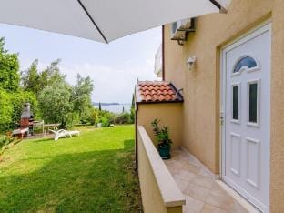 Color Apartments - Standard One-Bedroom Apartment with Terrace and Partial Sea View Red Apartment in Mlini