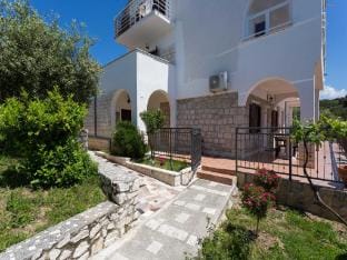 Apartments Sunrise  Duilovo  -Three Bedroom Apartment with Sea View  Terrace Apartment in Split