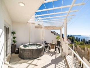Apartments Blazevic - Comfort Two Bedroom Apt with Hot Tub and Sea View Apartment in Mlini