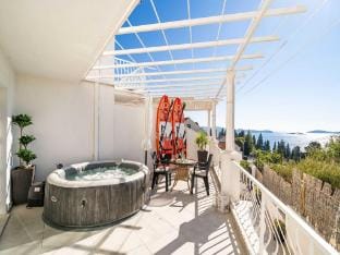 Apartments Blazevic - Comfort Two Bedroom Apt with Hot Tub and Sea View Apartment in Mlini