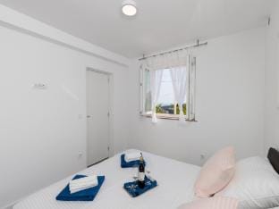 Apartment Semi - One Bedroom Apartment with Terrace and Sea View Apartment in Dubrovnik