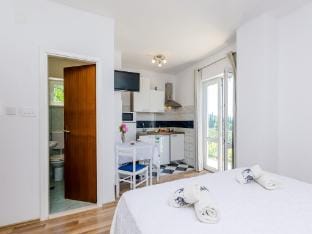 Apartments Cypress Sea Cove - Premium Studio Apartment with Balcony and Sea View A2 Apartment in Dubrovnik-Neretva County
