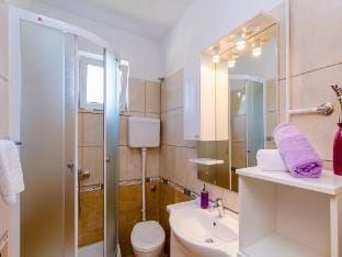 Apartment  Rooms Mazdin - Triple Room with Balcony and Sea View  Soba More Apartment in Dubrovnik-Neretva County