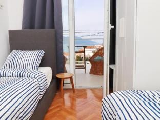 Holiday Home Rosemary-Three Bedroom Holiday Home with Terrace and Partial Sea View Vacation rental in Dubrovnik-Neretva County