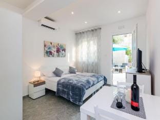 Apartments  LM - Studio Apartment with Terrace Vlahinic Apartment in Dubrovnik