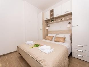 Villa LA - Comfort One-Bedroom Apartment with Terrace and Sea View Apartment in Split-Dalmatia County